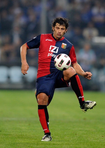 Kakha Kaladze khi còn chơi bóng trong màu áo CLB Genoa (Italia).